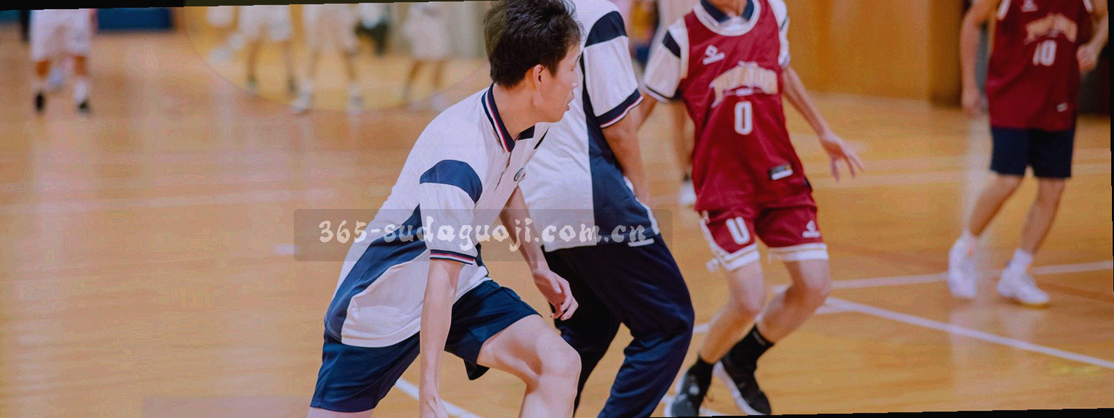 数据流向与网格线条交织的抽象纹理图